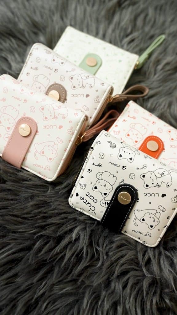 Color variations of ladies wallet